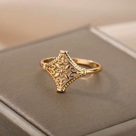 Vintage Hollow Floral Gold Ring - Picture 7 of 10